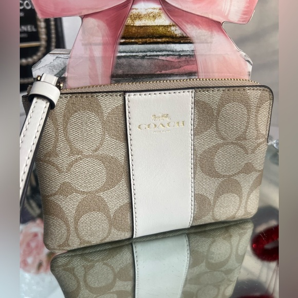 Coach signature. Beige and  white leather zip round wristlet - Picture 1 of 11